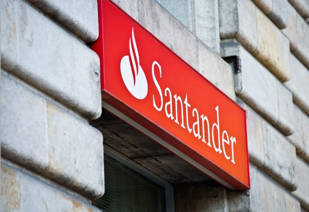 Em meio a expansão da IA, Santander Espanha quer acelerar aposentadoria de até 3 mil funcionários, diz jornal | Finanças