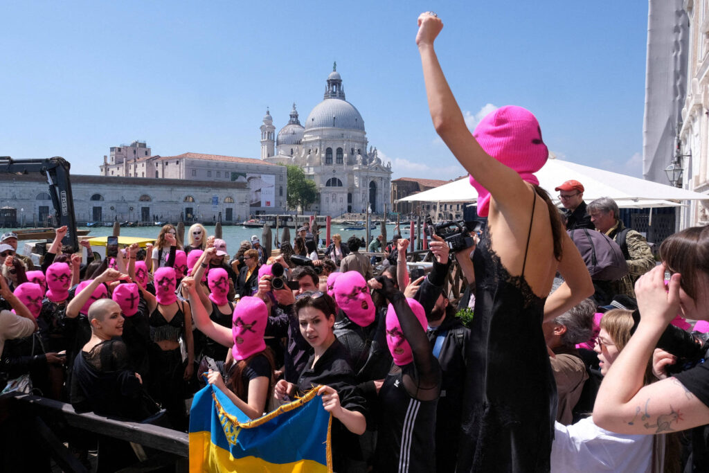Artistas ameaçam processar Bienal de Veneza - 04/06/2026 - Ilustrada