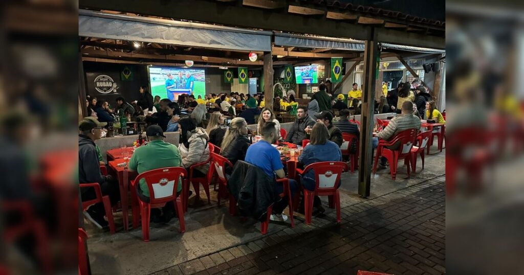 Torcedores lotam bares de Apucarana na estreia do Brasil