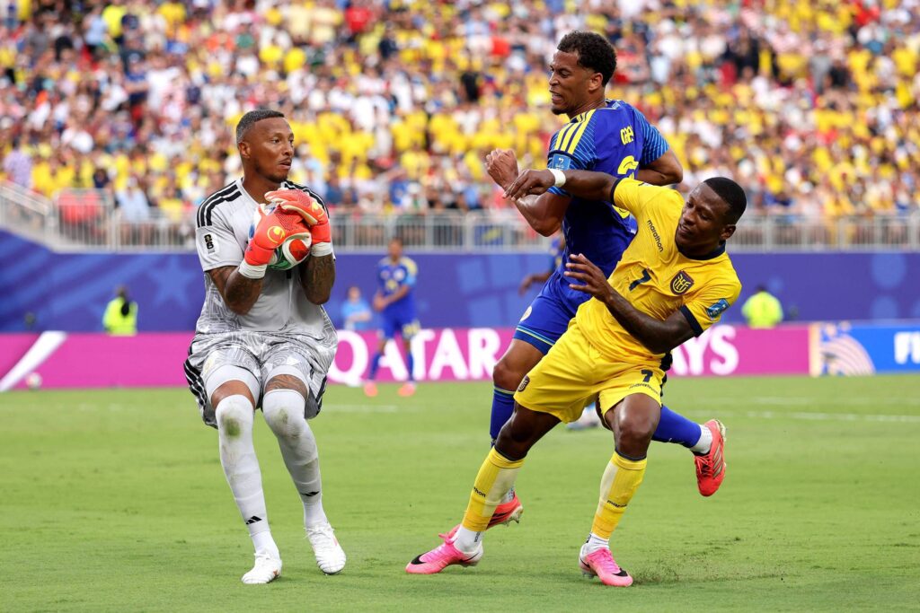 Goleiro Room brilha e assegura 1º ponto de Curaçao na Copa - 21/06/2026 - Esporte