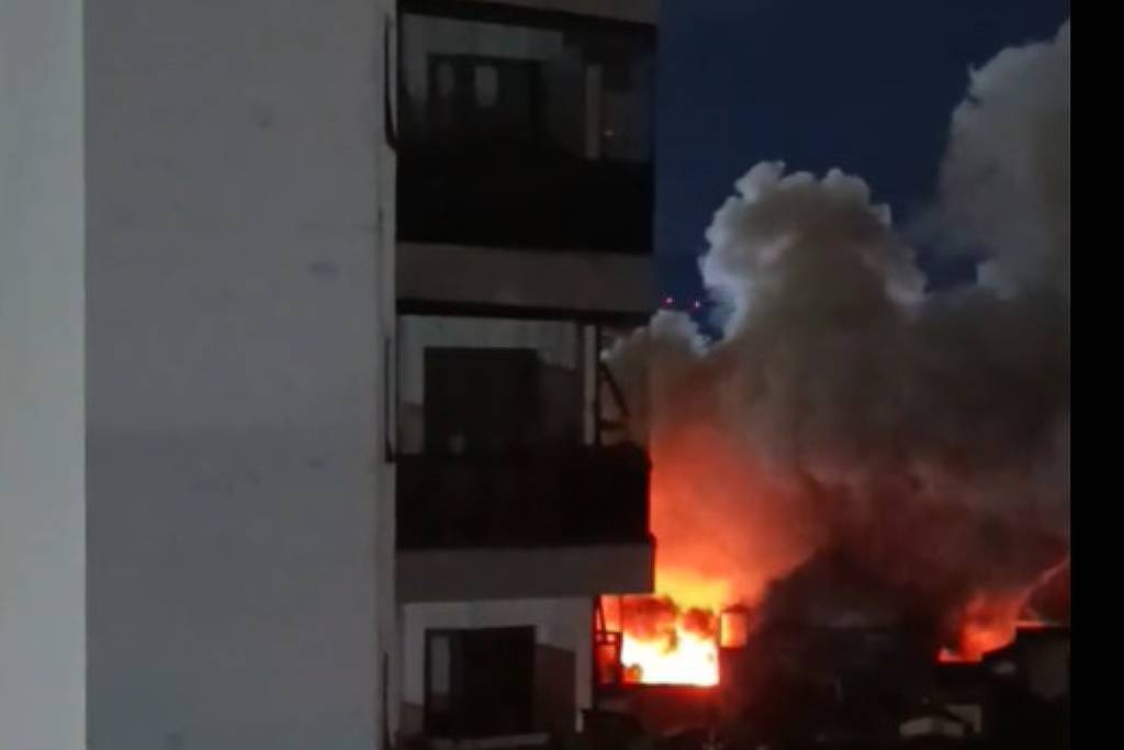 Incêndio na Lapa espalha fumaça por bairros de SP - 23/06/2026 - Cotidiano