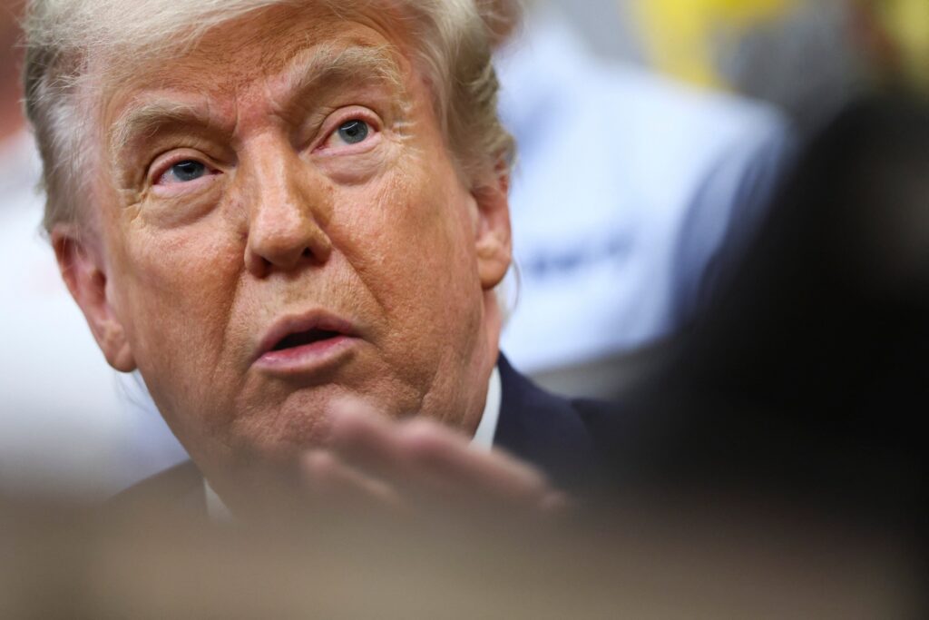 Trump diz que não precisa de acordo com Irã para obter o urânio enriquecido do país