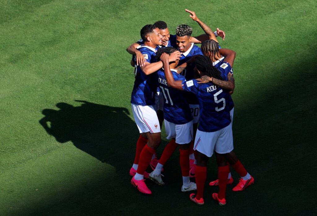 Mbappé destrava jogo duro, passa Pelé e comanda vitória da França sobre Senegal