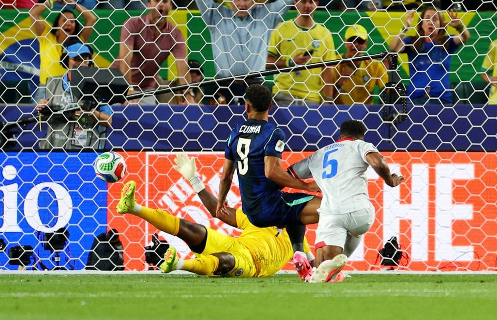 Brasil aproveita fragilidade do Haiti e desencanta na Copa