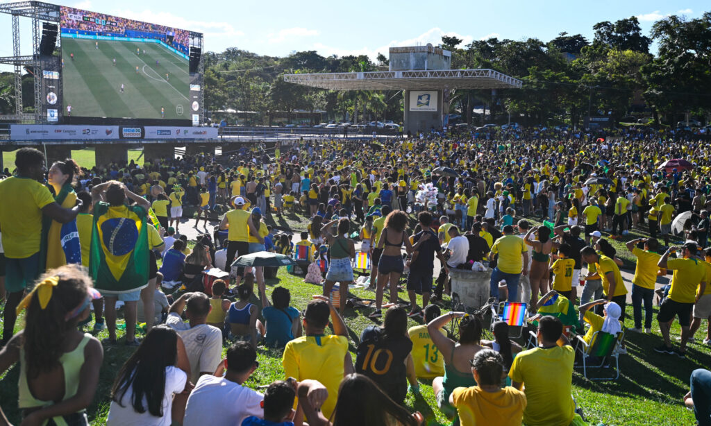 Cerca de 10 mil pessoas assistem ao jogo do Brasil contra Japão na Arena do Torcedor, em Campinas