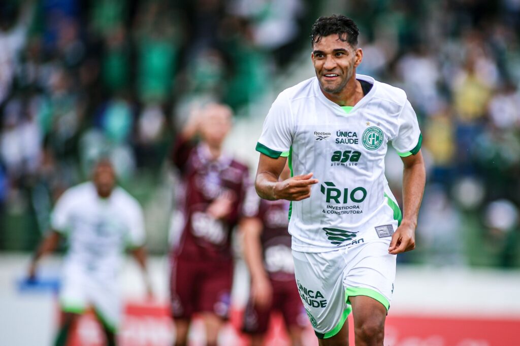 Isaque revela cobrança de Élio: ‘enfrentar o Confiança sem olhar para a tabela’