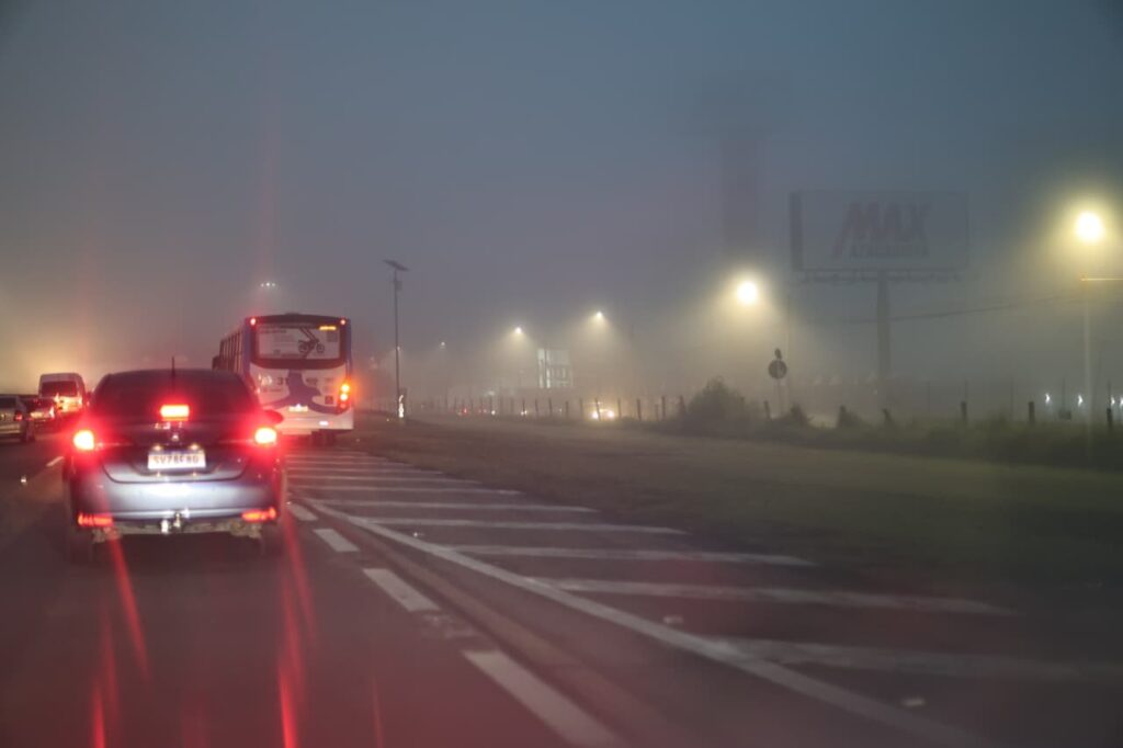 Densa neblina atinge bairros e estradas e chama atenção de campineiros; veja fotos e vídeo