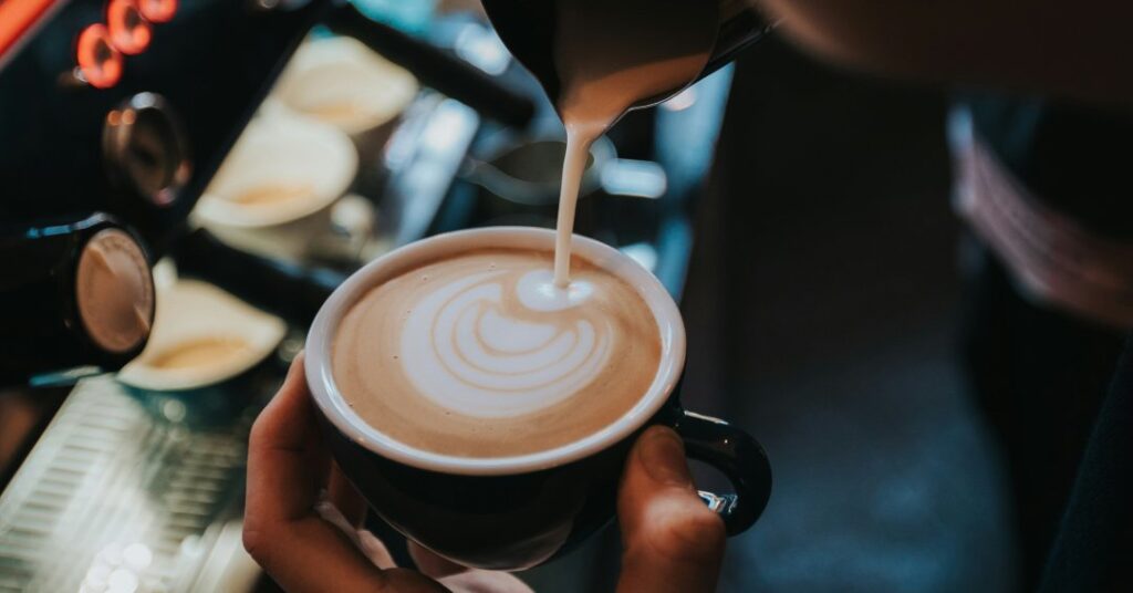 Mito ou verdade: beber café com leite atrapalha na absorção de ferro?
