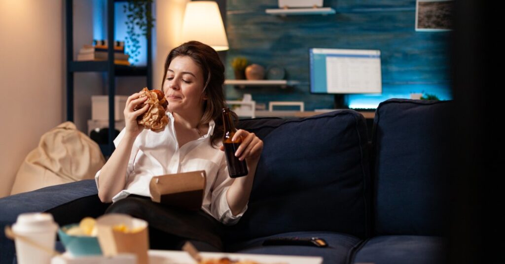 Comer à noite engorda mais? Entenda se a preocupação faz sentido