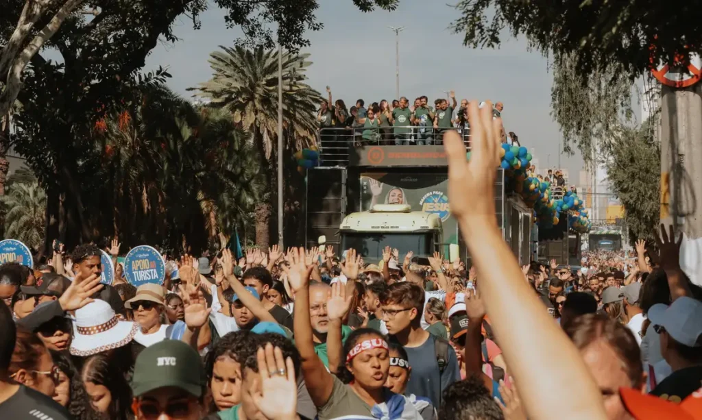 Marcha para Jesus reúne público evangélico e dá palco a políticos em São Paulo