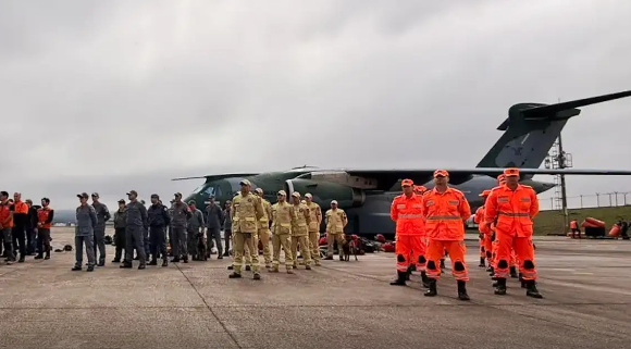 Quarto voo brasileiro para Venezuela decola com bombeiros e donativos