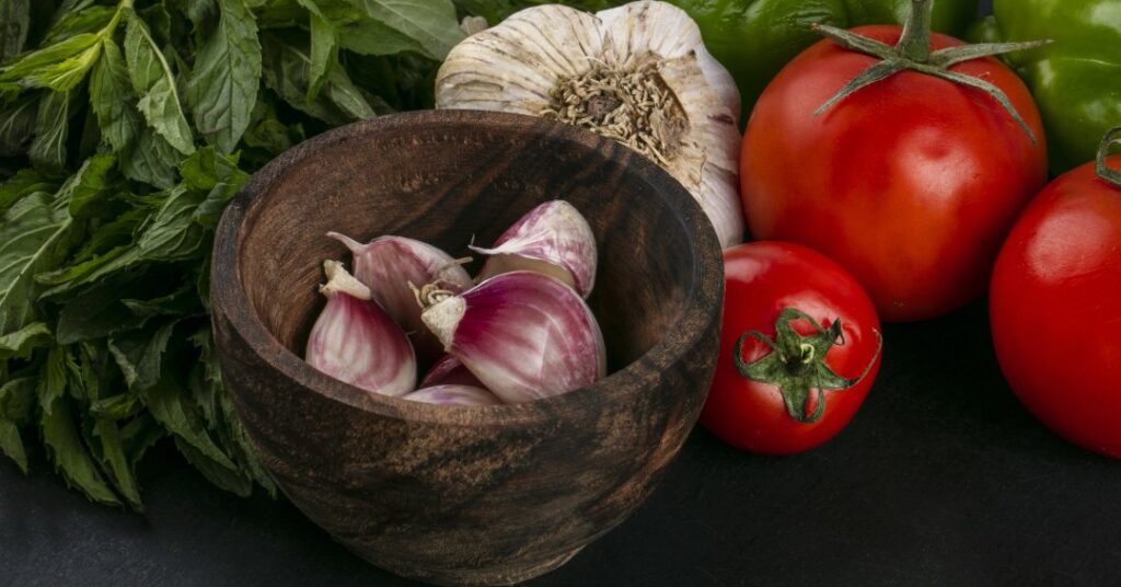 Por que incluir refogado de alho, cebola e tomate no dia a dia