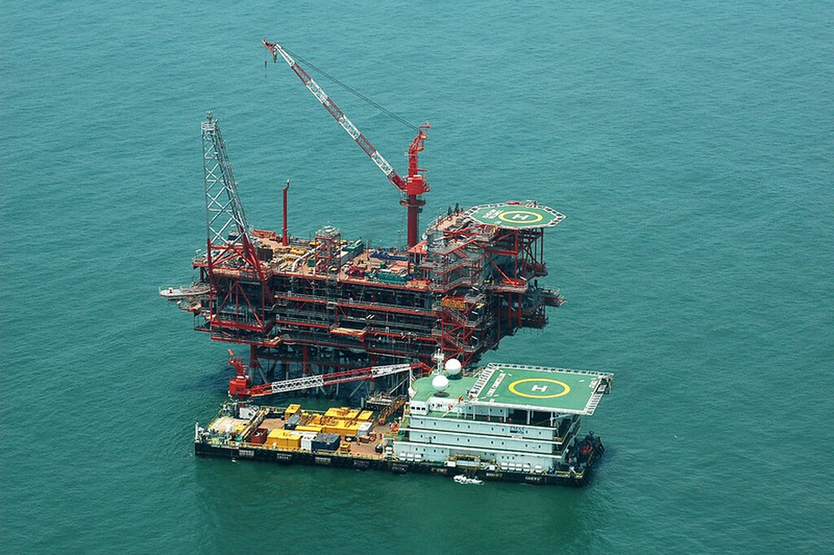 Petróleo tem forte recuo com possível acordo entre EUA e Irã | Finanças