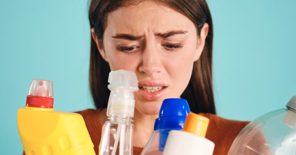 Pode misturar água sanitária e álcool? Mistura caseira traz riscos; entenda