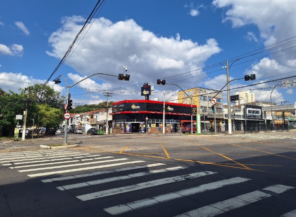 Fiscalização remota registra mais de 600 infrações em um mês na avenida João Jorge