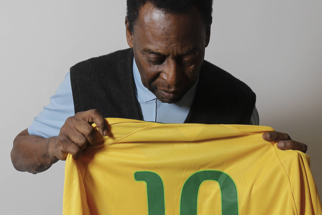 Trio é preso no RJ ao negociar itens da memória esportiva - 13/07/2026 - Esporte