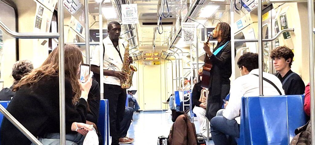 Saxofonista e violonista tocam no Metrô de SP - 22/07/2026 - Música em Letras