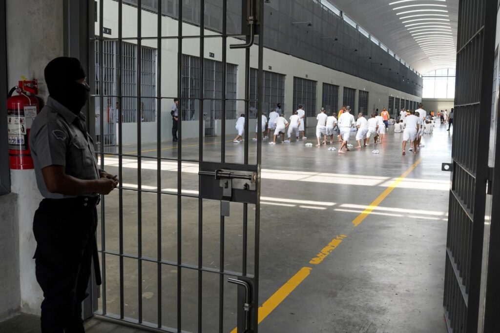 Ao menos 470 pessoas morreram sob custódia do Estado em El Salvador, diz Anistia Internacional | Mundo