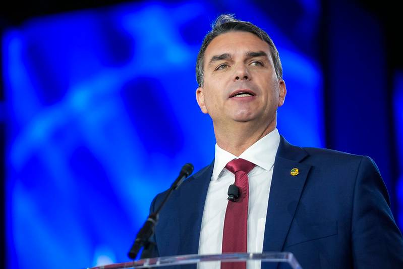 Flávio Bolsonaro prega eleição de senadores pró-impeachment de Moraes