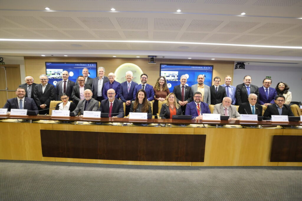 Fenacon acompanha discussões sobre fim da escala 6×1 e Reforma Tributária em reunião da CBS na CNC – Sistema FENACON