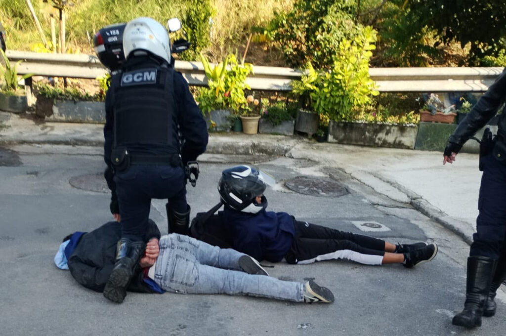 GCM de São Bernardo prende dupla por roubo no Taboão e recupera bens da vítima 