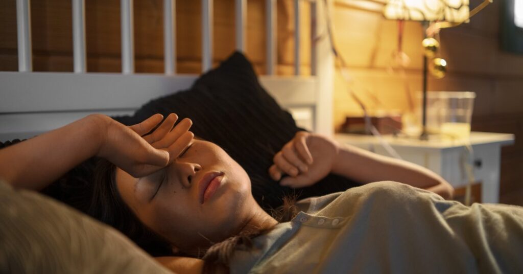 Dormir com luz acesa pode aumentar o risco de doenças cardíacas