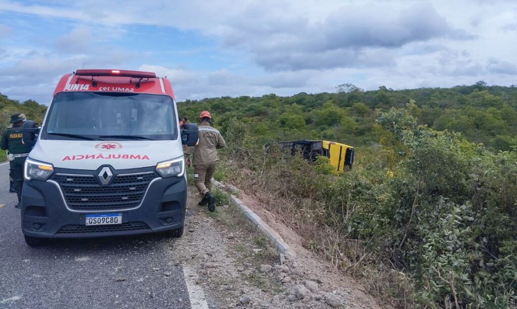 Ônibus com romeiros tomba no interior do Ceará e duas pessoas morrem