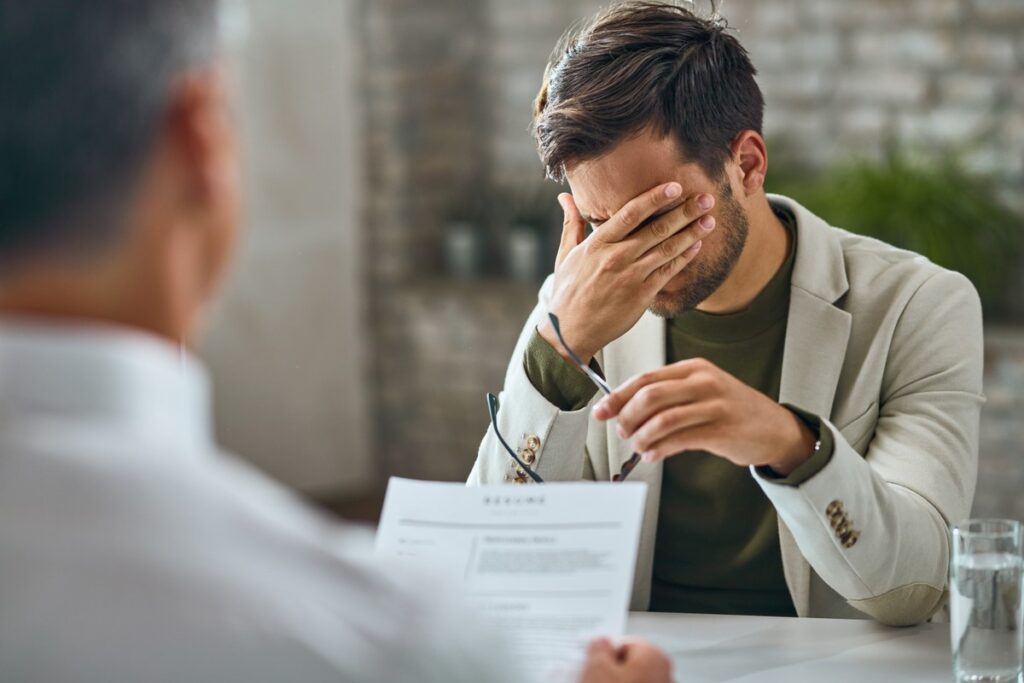 5 erros fatais na entrevista de emprego que custam a sua vaga, segundo especialistas em RH | Carreira