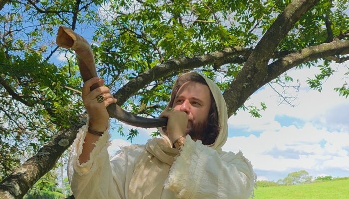 Livro conecta tradição e tecnologia ao registrar técnicas do berrante e do shofar