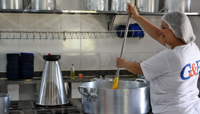 Ceará sanciona lei que zera ultraprocessados na merenda até 2027