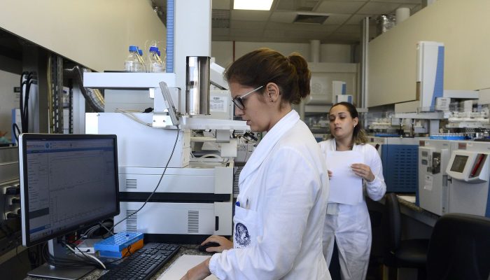 Iniciativas tentam facilitar acesso e permanência de mães na ciência