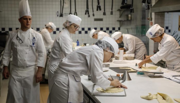 A célebre escola de gastronomia Le Cordon Bleu comemora seus 130 anos com projeção no Cristo Redentor | Eu &