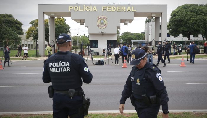 Advogado chega à PF para visitar Bolsonaro após prisão preventiva decretada pelo STF | Política