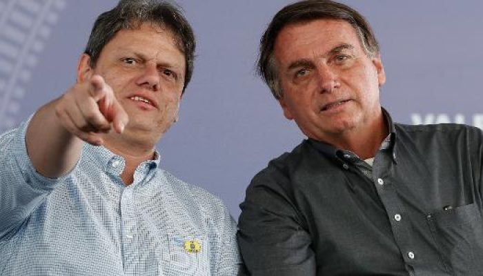 11set2020-tarcisio-de-freitas-e-jair-bolsonaro-durante-evento-em-sao-desiderio-ba-1702338439933_v2.jpeg