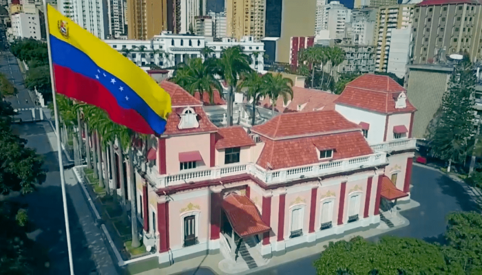 Erro de comunicação resulta em disparos perto de palácio presidencial em Caracas