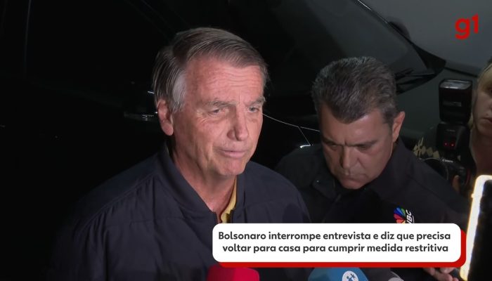 1 de 1Detalhe do pé de Jair Bolsonaro com tornozeleira eletrônica nesta sexta-feira (18) — Foto: Eraldo Peres/AP