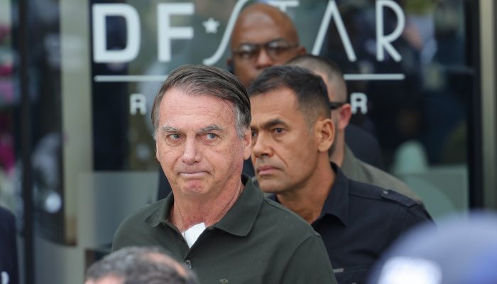 Bolsonaro pede prisão domiciliar humanitária para cumprir pena