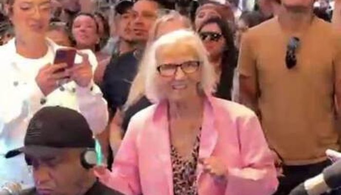 1 de 1Idosa de 88 anos viraliza ao dançar em show de pagode em Florianópolis — Foto: Reprodução/Banda TBT