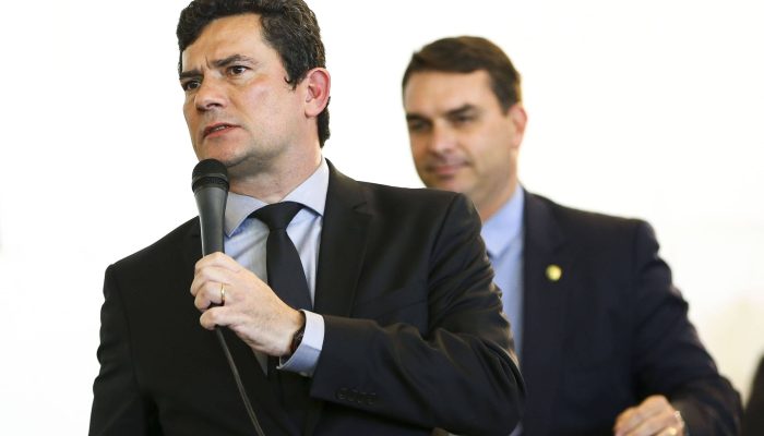 Sergio Moro e Flávio Bolsonaro, durante evento em 2019, na Câmara dos Deputados
             -       
        Marcelo Camargo - 20.mar.19/Agência Brasil
