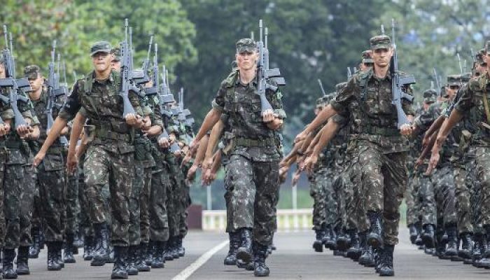 15.mai.2018 - Pelotão de alunos marcha na parte externa da Escola Preparatória de Cadetes do Exército, em Campinas (SP)