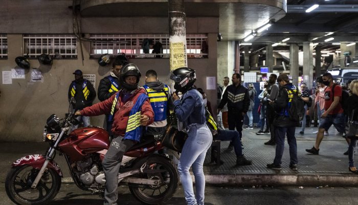 Câmara aprova liberar mototáxi em SP em 1ª votação - 04/12/2025 - Cotidiano