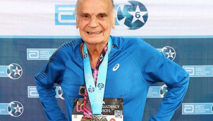 Médico e colunista da Folha Drauzio Varella ganhou medalha por completar as seis principais maratonas do mundo; na foto, ele acabara de completar a Maratona de Londres, aos 79 anos 
             -       
        Reprodução/Instagram