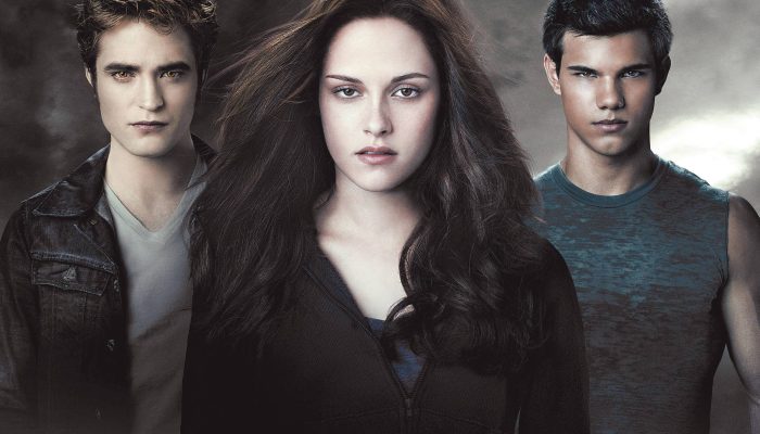 Da esq. para a dir.: Edward (Robert Pattinson), Bella (Kristen Stewart) e Jacob Black (Taylor Lautner)
    
          -
          Divulgação
