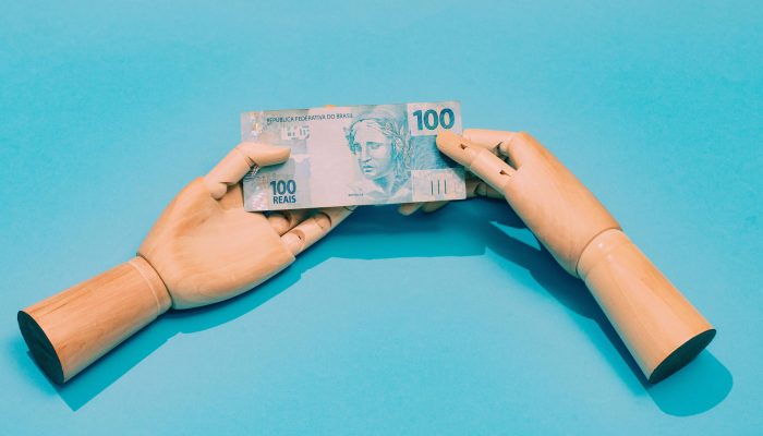 Mais pobres e mulheres pagam taxas de juros maiores 
             -       
        Gabriel Cabral/Folhapress
