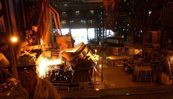 Aciaria da CSN (Companhia Siderúrgica Nacional), onde é feita a transformação de ferro líquido em aço líquido, em Volta Redonda (RJ); empresa tem China entre clientes.
             -       
        Antônio Gaudério /Folhapress