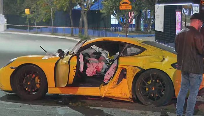 Porsche na avenida Interlagos logo após o acidente que culminou na morte do motoboy Pedro Kaique Ventura Figueiredo, 21


             -       
        Reprodução - 29.jul.2024/TV Globo