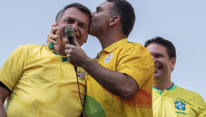 O ex-presidente Jair Bolsonaro (PL), é beijado por seu filho Flávio Bolsonaro, no bairro Tijuca, durante ato de apoio a candidatura de Alexandre Ramagem a Prefeitura do Rio de Janeiro, em 2024
             -       
        Eduardo Anizelli/Folhapress
