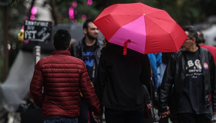 Pedestres se protegem com agasalhos e guarda-chuva na avenida Paulista: previsão de frio na manhã desta terça (9) e de mudança no tempo para quarta (10) 
             -       
        Rafaela Araújo - 27.out.24/Folhapress