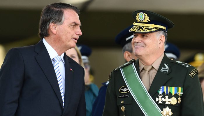 Jair Bolsonaro com o então comandante do Exército, Antônio Freire Gomes, em solenidade realizada em agosto de 2022
             -       
        Evaristo Sá - 25.ago.22/AFP