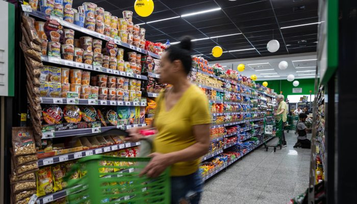 Consumidora em supermercado no bairro da Mooca, zona leste de São Paulo
             -       
        Adriano Vizoni - 24.set.24/Adriano Vizoni/Folhapress
